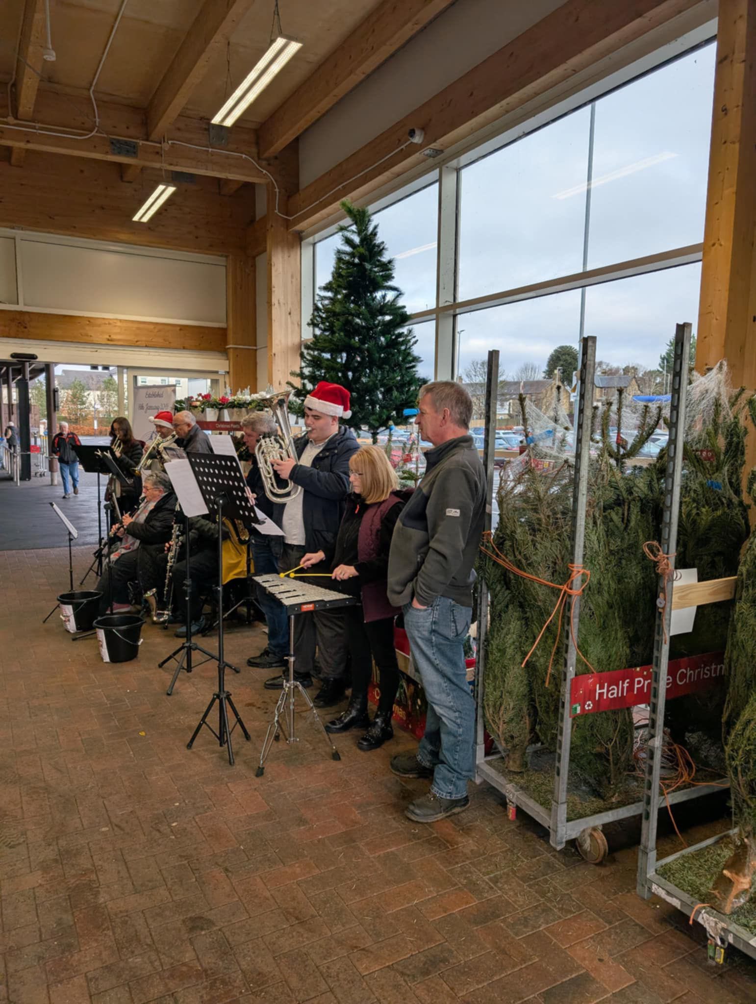 May be an image of saxophone, christmas tree, clarinet, violin and text that says "HiT HalfPr"